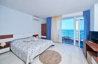 Отель Family Hotel Regata Поморие Двухместный номер с 2 отдельными кроватями, балконом и боковым видом на море-1