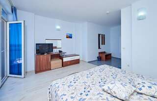 Отель Family Hotel Regata Поморие Двухместный номер с 2 отдельными кроватями, балконом и боковым видом на море-2