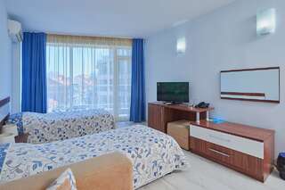 Отель Family Hotel Regata Поморие Двухместный номер с 2 отдельными кроватями, балконом и боковым видом на море-3